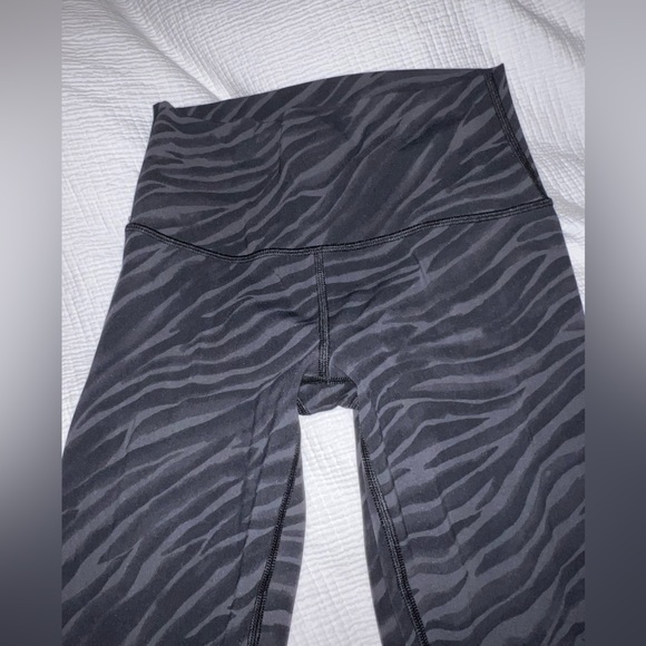 Lululemon Wunder Under Tight Black Tiger Print 25” - Picture 4 of 7
